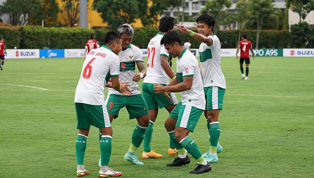 Selebrasi para pemain Timnas Indonesia atas gol kedua ke gawang Laos yang diciptakan oleh Evan Dimas pada laga kedua fase grup B Piala AFF di Bishan Stadium, Minggu (12/12/21).