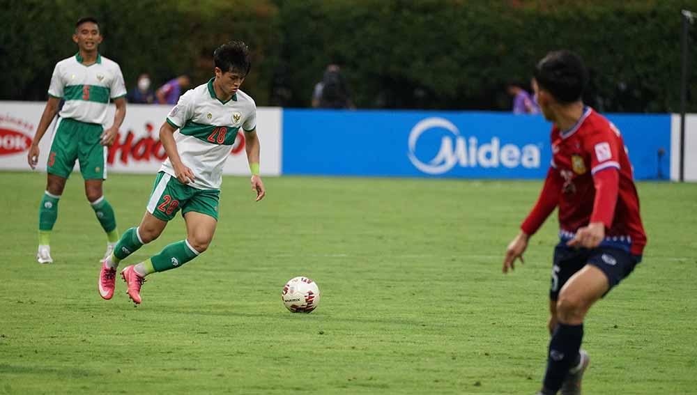 Aksi kontrol bola pemain Timnas Indonesia, Alfreandra Dewangga saat menghadapi laos pada laga kedua fase grup B Piala AFF di Bishan Stadium, Minggu (12/12/21).