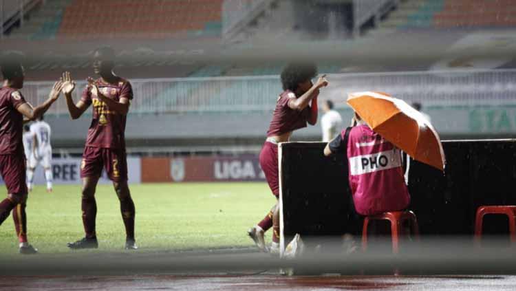 Pertandingan Sriwijaya FC vs Persiba Balikpapan pada babak 8 besar Liga 2 grup X di Stadion Pakansari, Rabu (15/12/21). Sriwijaya unggul 2-1 atas Persiba. - INDOSPORT