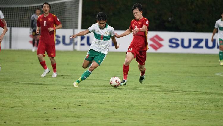 Witan Sulaeman berusaha merebut bola dari pemain Vietnam dalam Laga di Piala AFF 2020.