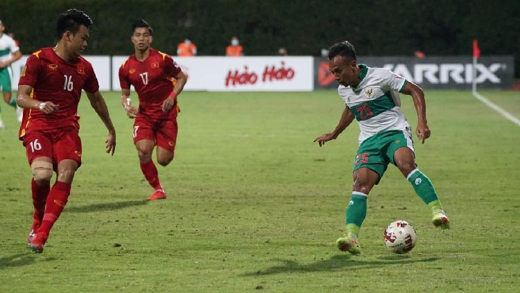 Aksi Irfan Jaya mengontrol bola di Piala AFF 2020 Bersama Timnas Indonesia vs Vietnam