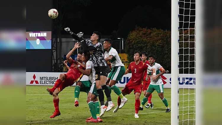 Nadeo Argawinata berhasil menepis bola dari serangan pemain Vietnam di depan gawang Timnas Indonesia pada laga Piala AFF 2020.