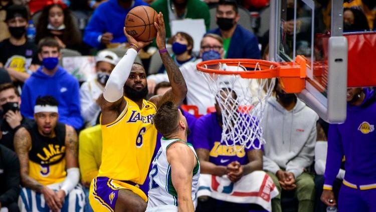 LeBron James (Lakers) melepaskan tembakan saat dikawal Maxi Kleber (Mavericks).