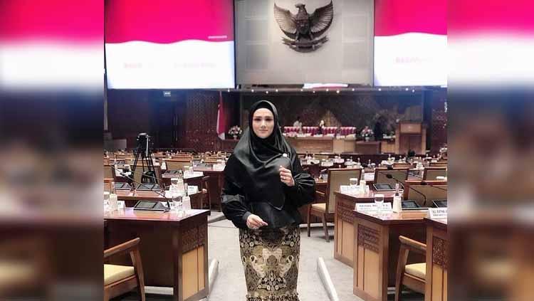 Karantina mandiri Mulan Jameela sebagai anggota DPR tuai kritik.