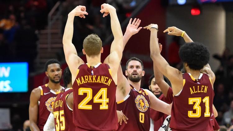 Selebrasi para roster Cleveland Cavaliers di laga melawan Miami Heat.
