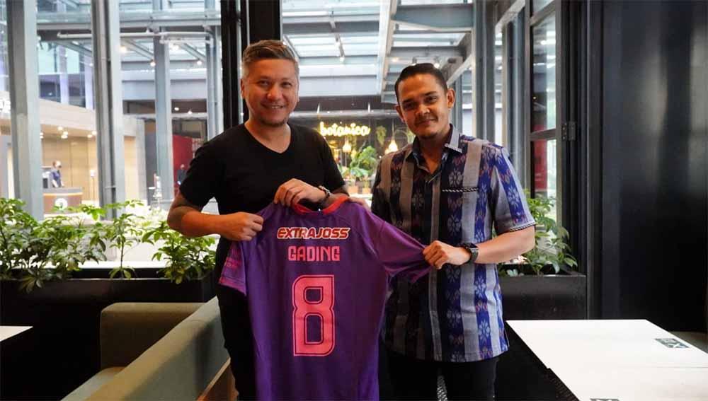 Presiden Persik Kediri, Abdul Hakim Bafagih (kanan) mengenalkan Gading Martin sebagai vice presiden marketing.