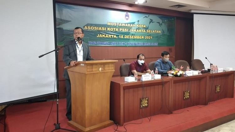 Ketua Umum Askot PSSI Jakarta Selatan terpilih, Try Joko Susilo, memberikan pengarahan kepada anggotanya.