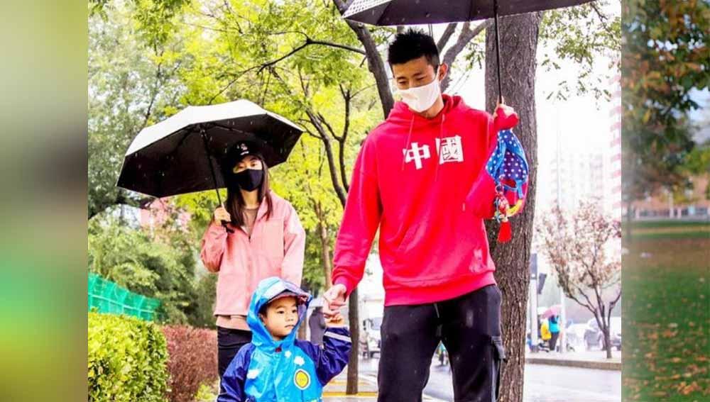 Pasangan pebulutangkis asal China, Chen Long dan Wang Shixian, menunjukkan potret keluarga harmonis di usia 4 tahun pernikahannya. - INDOSPORT
