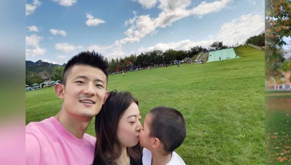 Honey couple legendaris China yakni Chen Long dan Wang Shixian pamer kemesraan di lapangan usai comeback main bulutangkis. - INDOSPORT