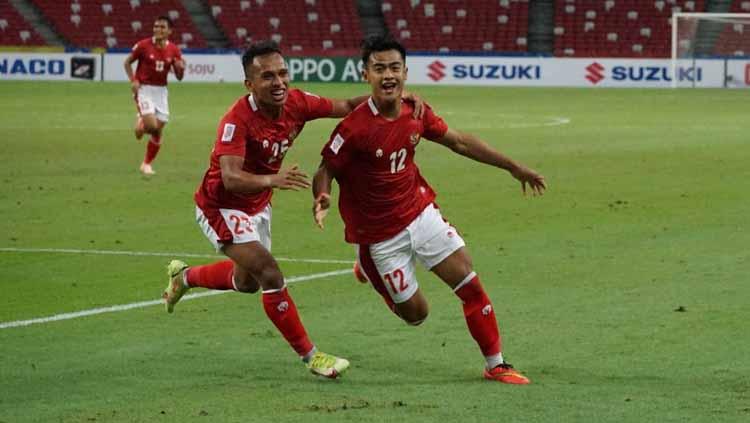 Irfan Jaya dan Pratama Arhan melakukan selebrasi usai mencetak gol ke gayang Malaysia pada laga pamungkas grup B. Minggu (19/12/21). - INDOSPORT