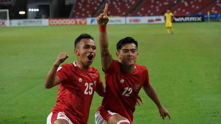 Irfan Jaya dan Pratama Arhan melakukan selebrasi usai mencetak gol ke gayang Malaysia pada laga pamungkas grup B. Minggu (19/12/21).