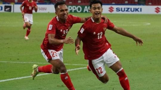 Irfan Jaya dan Pratama Arhan melakukan selebrasi di laga Malaysia vs Indonesia di Piala AFF