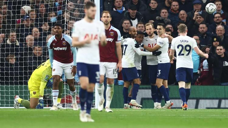 Para pemain Tottenham Hotspur merayakan gol yang dicetak Lucas Moura ke gawang West Ham United.