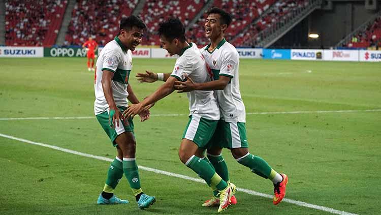 Aksi selebrasi pemain Timnas Indonesia setelah Witan Sulaeman menbobol gawang Singapura pada laga Piala AFF 2020 semifinal leg 1