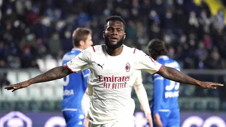 Franck Kessie bisa saja menjilat ludahnya sendiri dan tetap bertahan di klub Liga Italia, AC Milan, meski kontraknya belum diperpanjang. - INDOSPORT