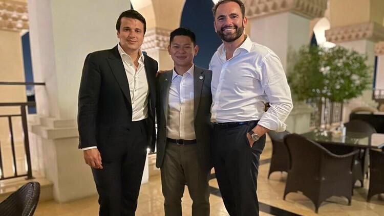 Raja Sapta Oktohari dan Max Herve George saat bertemu Presiden IESF, Vlad Marinescu di Budapest, Hungaria.