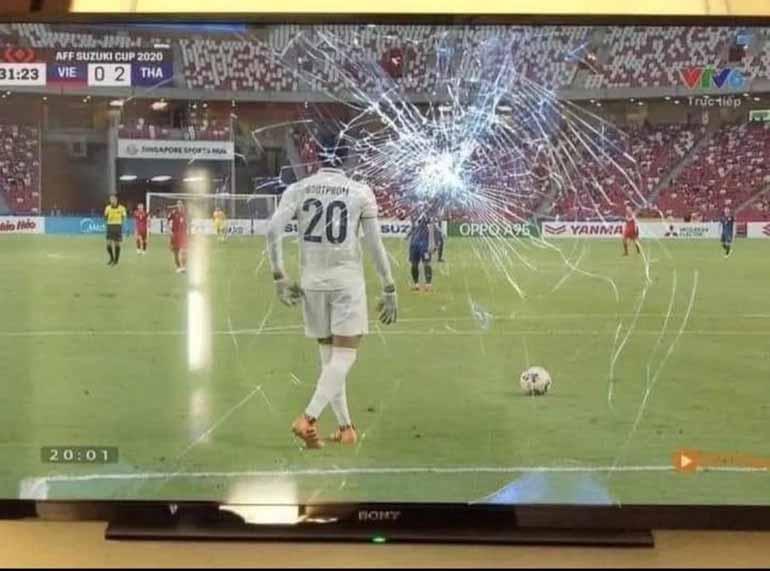 Meme yang dibuat netizen Vietnam kontra Thailand Piala AFF 2020 Copyright: dantri