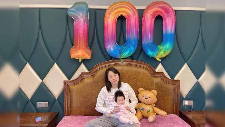 Mantan pebulutangkis cantik andalan China, Zhao Yunlei, terlihat memamerkan kebahagiaan di tengah perayaan 100 hari kelahiran putri tercintanya. - INDOSPORT