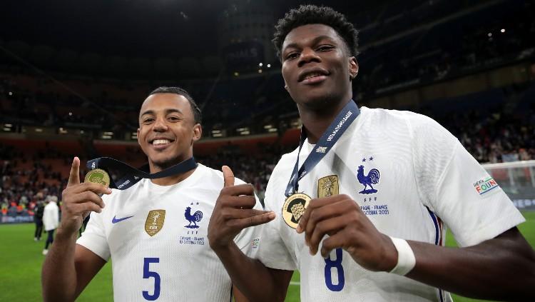 Jules Kounde (kiri) dilaporkan telah mencapai kesepakatan dengan Chelsea dan siap hijrah ke Stamford Bridge pada Januari 2022. - INDOSPORT