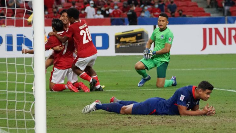 Kiper dan pemain Singapura tampak lesu setelah pemain Timnas Indonesia membobol gawang mereka pada laga Piala AFF 2020 Leg kedua. Sabtu (25/12/21).