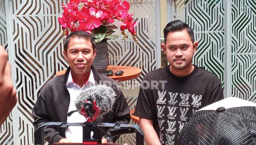 Sekjen PSSI, Yunus Nusi dan Presiden Arema FC, Gilang Widya Pramana. - INDOSPORT