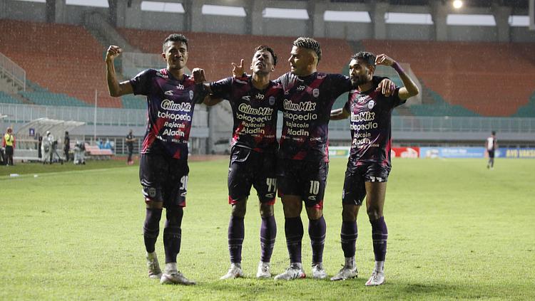 Selebrasi para pemain Rans Cilegon FC atas gol pertama yang dicetak Bima Ragil lewat titik penalti pada laga semifinal Liga 2 2021 di Stadion Pakansari, Senin (27/12/21).