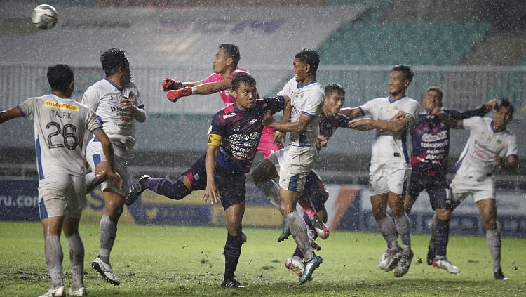 Kemelut di depan gawang PSIM Yogyakarta atas serangan Rans Cilegon FC pada laga semifinal Liga 2 2021 di Stadion Pakansari, Senin (27/12/21).
