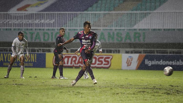 Eksekusi penalti pemain Rans Cilegon FC, Bima Ragil ke gawang PSIM Yogyakarta pada laga semifinal Liga 2 2021 di Stadion Pakansari, Senin (27/12/21).