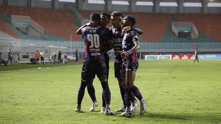 Selebrasi para pemain Rans Cilegon FC atas gol pertama yang dicetak Bima Ragil lewat titik penalti pada laga semifinal Liga 2 2021 di Stadion Pakansari, Senin (27/12/21).