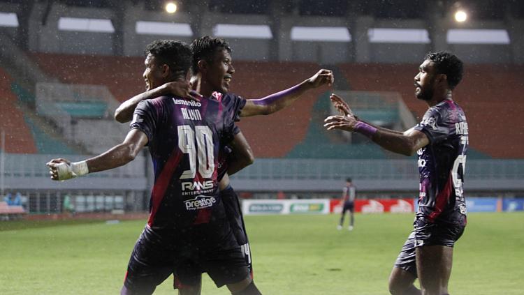 Selebrasi para pemain Rans Cilegon FC usai mencetak gol ke gawang PSIM Yogyakarta pada laga semifinal Liga 2 2021 di Stadion Pakansari, Senin (27/12/21).
