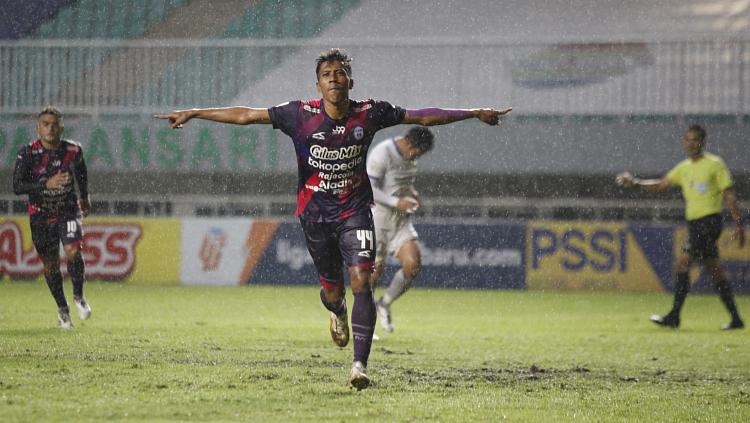 Selebrasi pemain Rans Cilegon FC, Bima Ragil usai mencetak gol ke gawang PSIM Yogyakarta pada laga semifinal Liga 2 2021 di Stadion Pakansari, Senin (27/12/21).