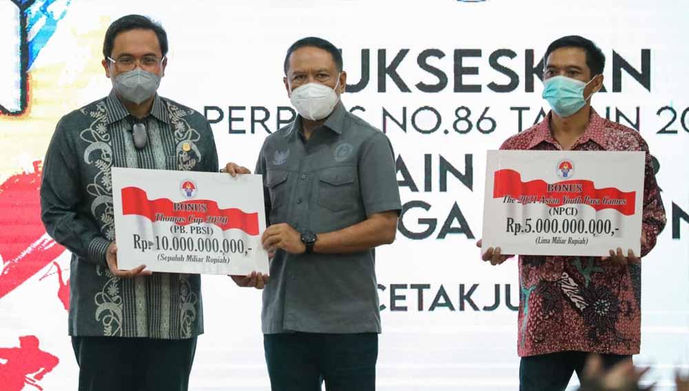 Pemberian penghargaan dari Kemenpora kepada tim Piala Thomas Indonesia 2021.