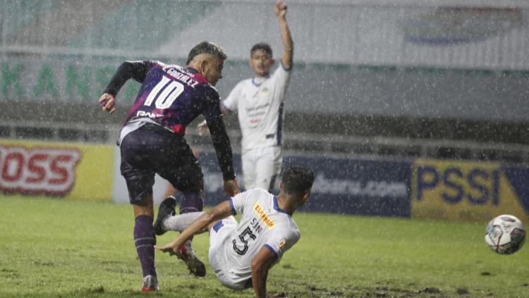 Striker Rans Cilegon FC, Cristian Gonzales (kiri) melakukan sundulan ke gawang PSIM Yogyakarta pada laga semifinal Liga 2 2021 di Stadion Pakansari, Senin (27/12/21).