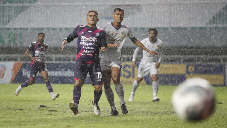 Striker Rans Cilegon FC, Cristian Gonzales dijaga ketat oleh bek PSIM Yogyakarta pada laga semifinal Liga 2 2021 di Stadion Pakansari, Senin (27/12/21).