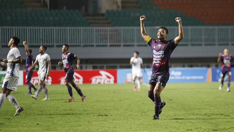 Kegembiraan para pemain Rans Cilegon FC usai mengalahkan PSIM 3-0 pada laga semifinal Liga 2 2021 di Stadion Pakansari, Senin (27/12/21). Atas hasil tersebut, Rans telah mendapat satu tiket promosi ke Liga 1.