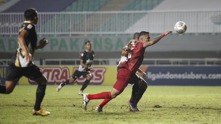 Striker Persis Solo Beto Goncalves mendapat peluang di depan gawang Dewa United pada laga semifinal Liga 2 2021 di Stadion Pakansari, Senin (27/12/21).