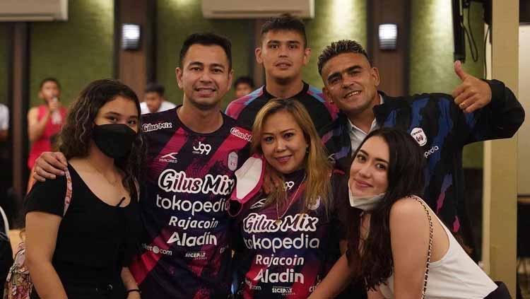 Cristian Gonzales dan Eva Gonzales merayakan keberhasilan RANS Cilegon United promosi ke Liga 1. - INDOSPORT