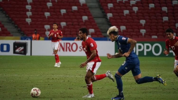 Aksi Ricky Kambuaya di leg pertama final Piala AFF 2020 Timnas Indonesia vs Thailand. - INDOSPORT