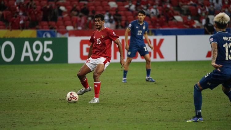 Aksi Ricky Kambuaya di leg pertama final Piala AFF 2020 Timnas Indonesia vs Thailand. Kedua tim akan bertemu lagi di penyisihan grup Piala AFF 2022, hari ini, Kamis (29/12/22).