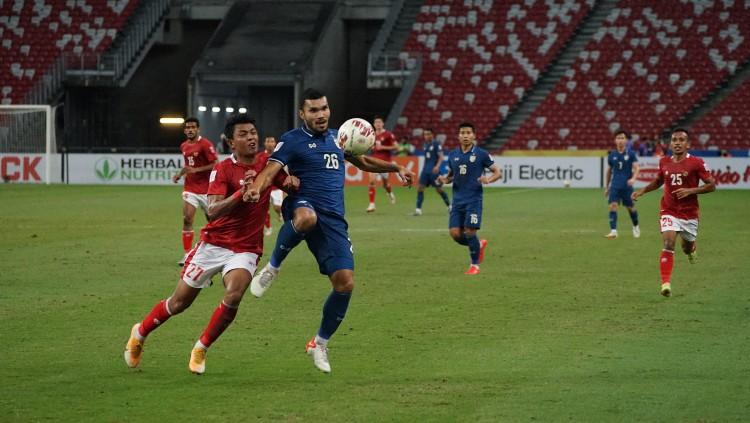 Aksi Dedik Setiawan di leg pertama final Piala AFF 2020 Timnas Indonesia vs Thailand. - INDOSPORT