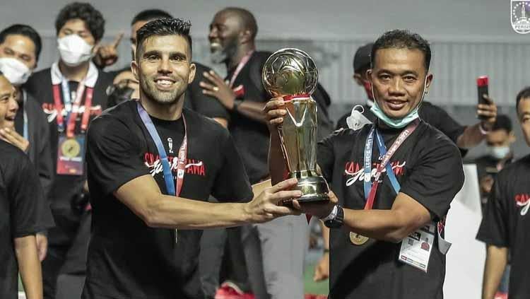 Simbol penyerahan pelatih Eko Purjianto dan pemain naturalisasi, Fabiano Beltrame Persis Solo sebagai juara Liga 2. - INDOSPORT