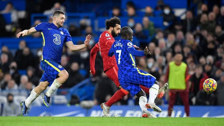 Mohamed Salah dikawal Mateo Kovacic dan N'Golo Kante di laga Chelsea vs Liverpool (02/01/22)