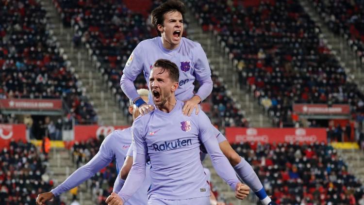 Selebrasi Luuk de Jong bersama Riqui Puig usai mencetak gol yang membawa Barcelona unggul atas Mallorca (03/01/22).