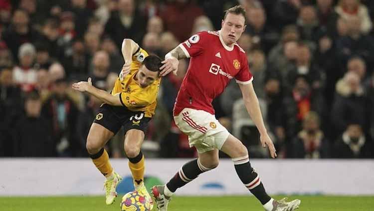 Aksi pemain Manchester United, Phil Jones, pada laga melawan Wolves di pekan ke-21 Premier League 2021/2022