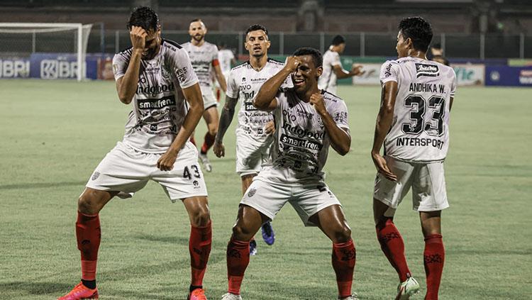Skuad Bali United saat cetak gol ke gawang Persebaya Surabaya di Liga 1.
