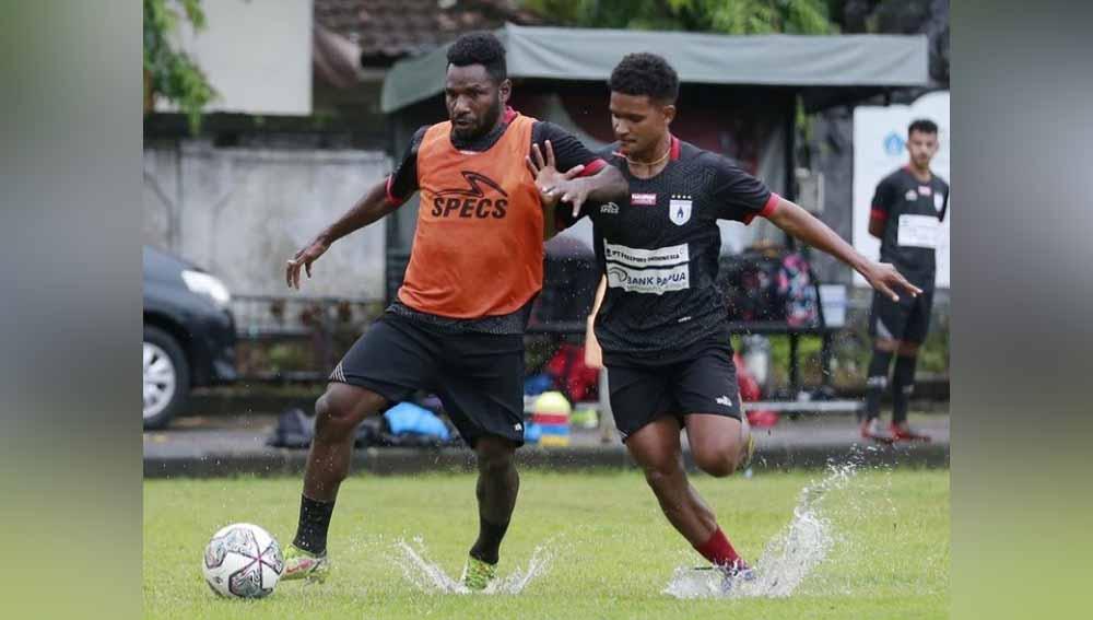 Ricky Cawor (kiri) berduel dengan Kevin Rumakiek ketika berlatih.