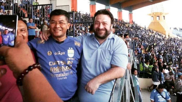 Alexander Talpes (kanan) saat menyaksikan laga Persib Bandung Copyright: instagram.com/alexander_talpes/