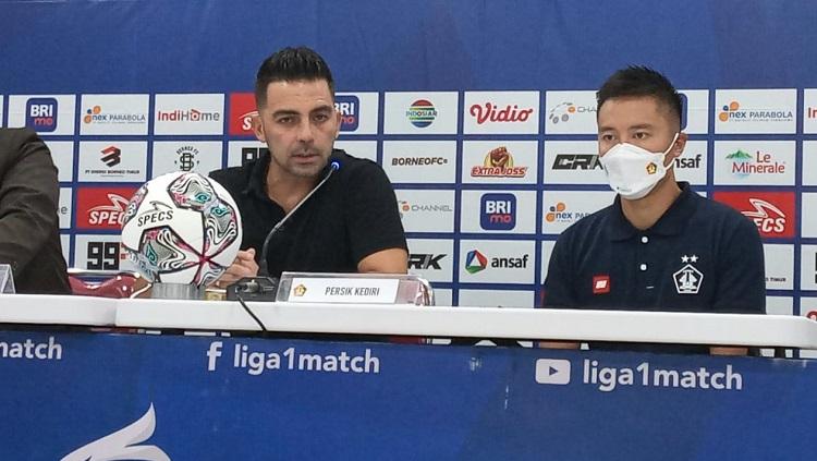 Pelatih Persik Javier Roca melakukan aksi heroik dan melanggar aturan demi menyelamatkan kiper Adi Satryo di laga Liga 1 antara Borneo FC vs Persik Kediri. - INDOSPORT