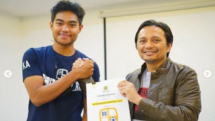 Kiper Kurniawan Kartika Ajie bersama CEO Barito Putera, Hasnuryadi Sulaiman. - INDOSPORT