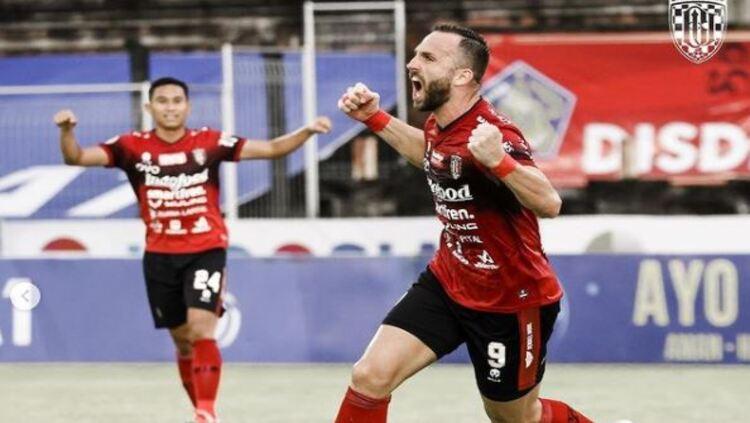 Selebrasi pemain Bali United, Ilija Spasojevic saat mencetak gol ke gawang Barito Putera, Minggu (09/01/22). - INDOSPORT